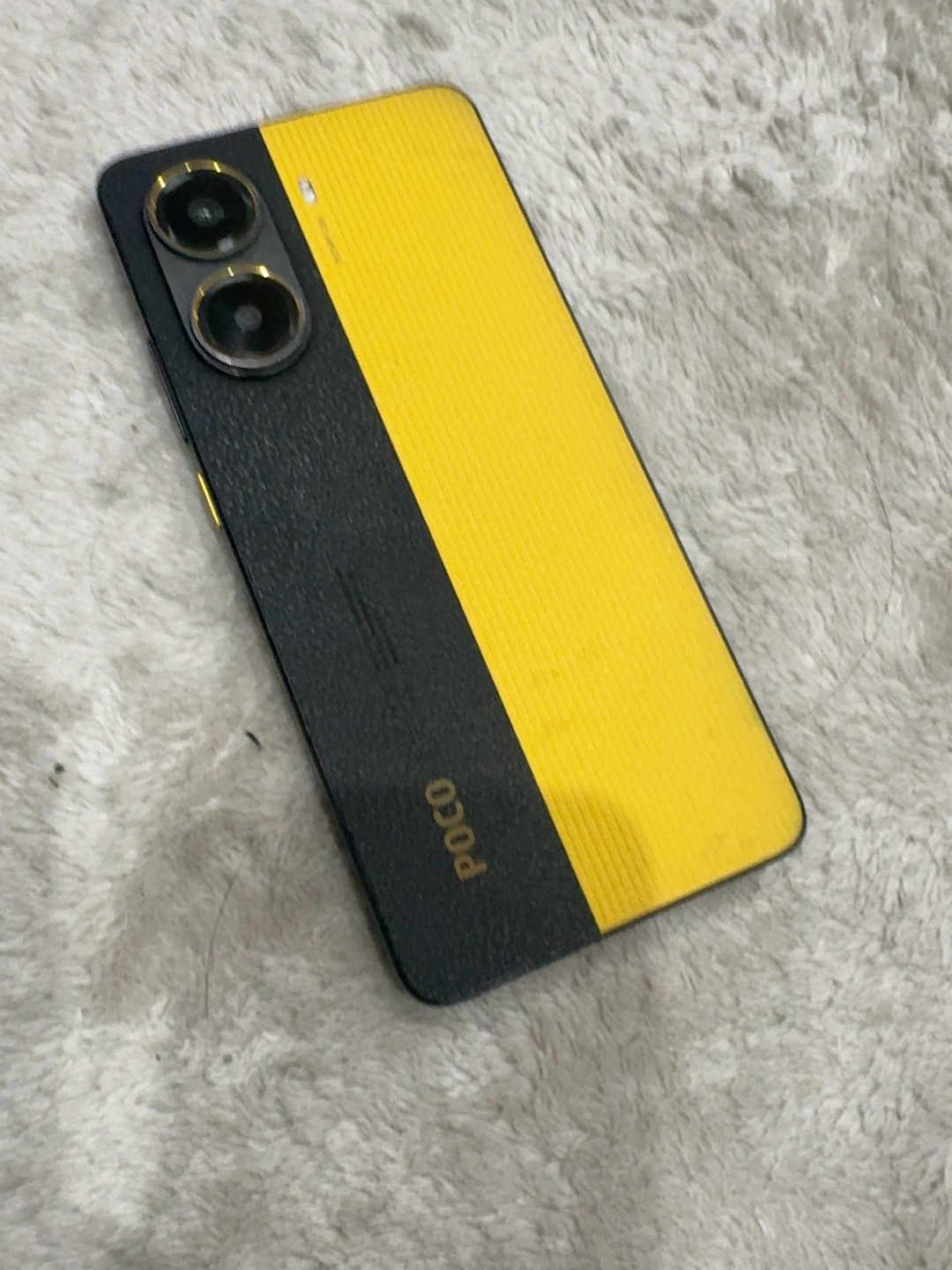 ガジェオタももが使用しているPOCO X7 Pro イエローの実機背面