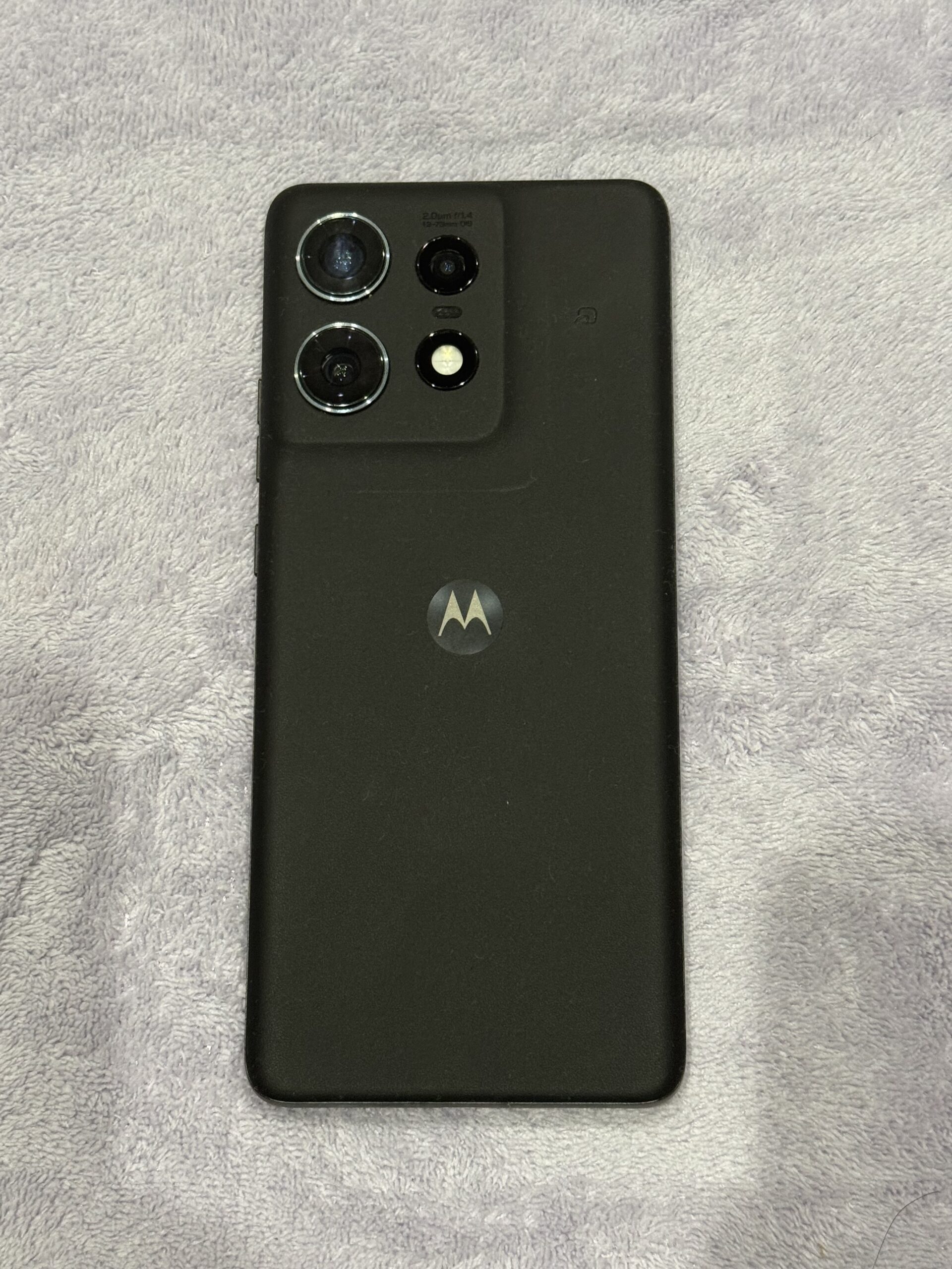 ももが使用しているソフトバンク版motorola edge 50s proの背面・実機写真