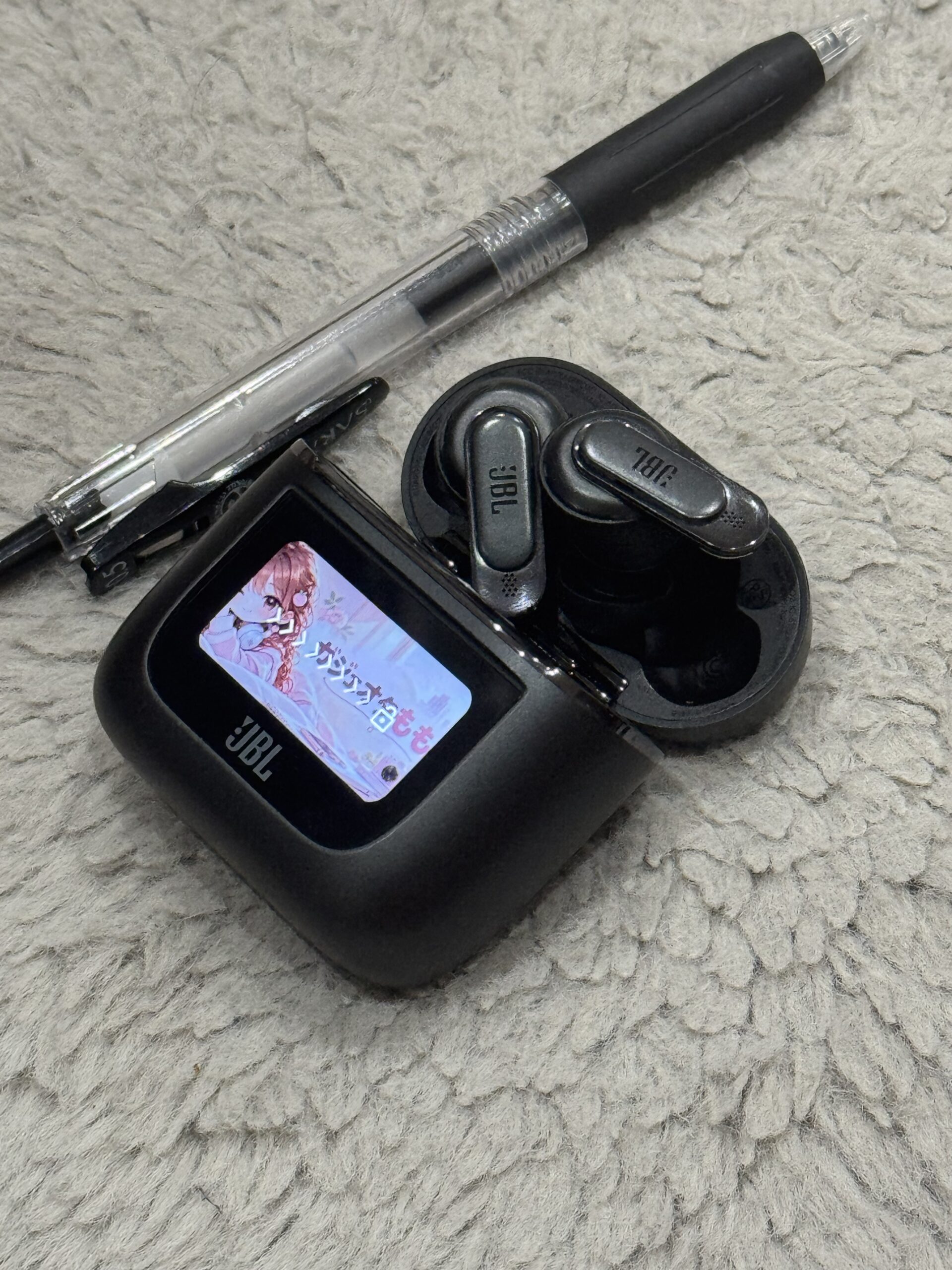 ももが愛用するJBL TOUR Pro 2と充電ケース