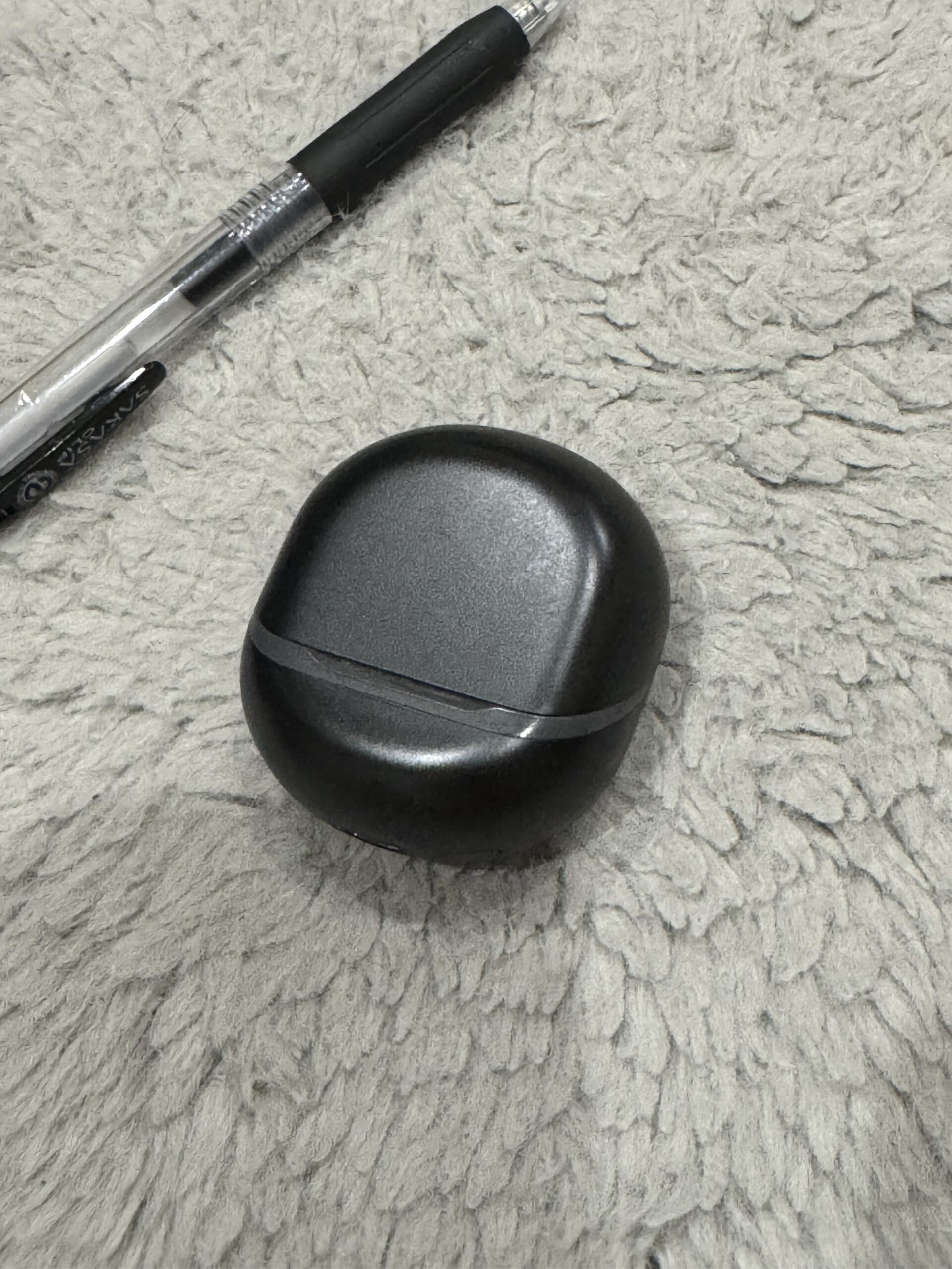 ももがサブ機として愛用するSOUNDPEATS Air5の実機・ケースを閉じた状態