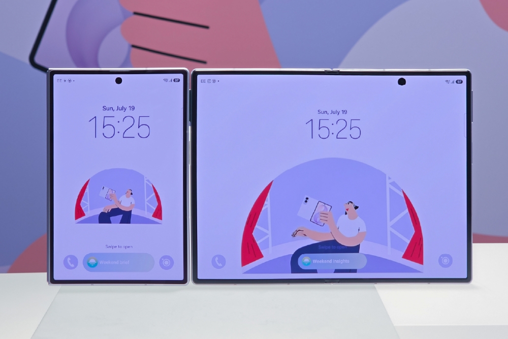 Samsung公式のGalaxy Z Fold8 開いた状態のディスプレイ