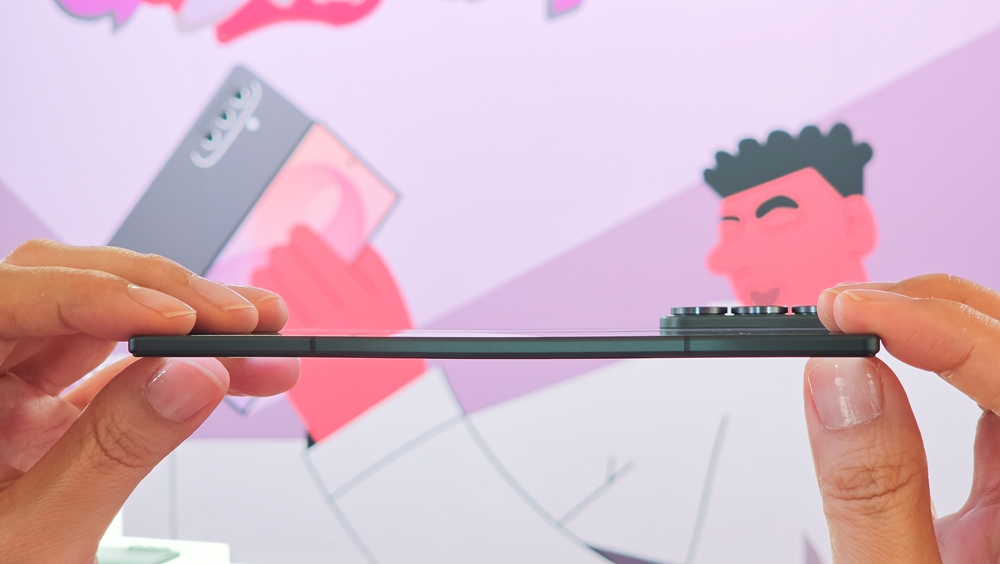 Samsung公式のGalaxy Z Fold8 Ultraを横から見た薄型デザイン