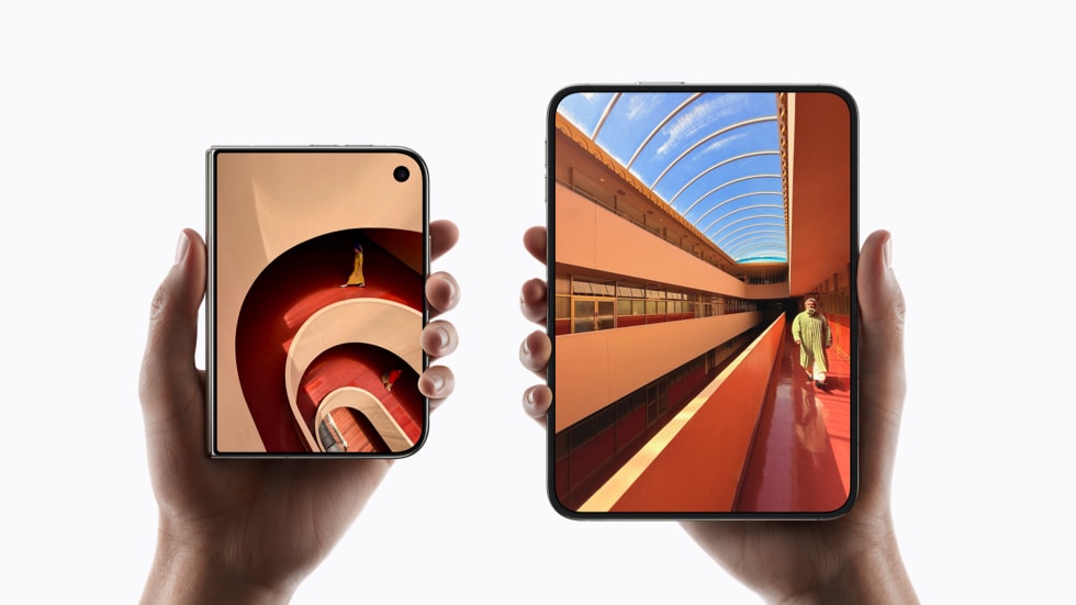 Apple公式のiPhone Duoを両手で持ったイメージ。閉じた状態と開いた状態