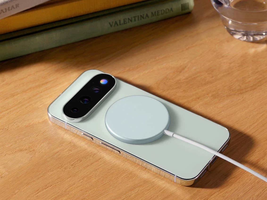 Pixelsnap ワイヤレス充電器に接続された Google Pixel 11 Pro。