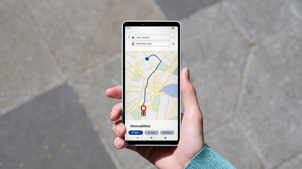 Xperia 10 VIIIを屋外で地図表示している使用イメージ（Sony報道資料）